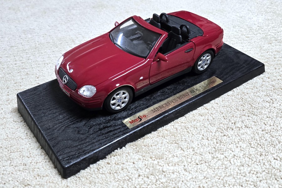 Maisto 1:18 Mercedes SLK 230 Kompressor Special Edition Red | Die