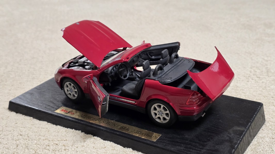 Maisto 1:18 Mercedes SLK 230 Kompressor Special Edition Red | Die